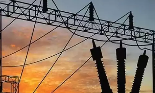 लखनऊ में बिजली संकट पर हंगामा: 30 घंटे कटौती से नाराज लोगों ने उपकेंद्र घेरा