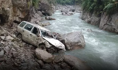 दर्दनाक हादसा: मल्ला रामगढ़ में 100 फीट गहरी खाई में गिरा टेंपो ट्रैवलर, तीन की मौत दर्दनाक हादसा: मल्ला रामगढ़ में 100 फीट गहरी खाई में गिरा टेंपो ट्रैवलर, तीन की मौत