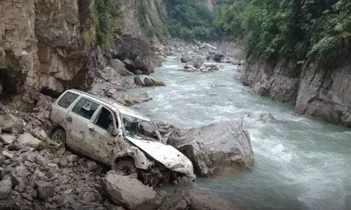 दर्दनाक हादसा: मल्ला रामगढ़ में 100 फीट गहरी खाई में गिरा टेंपो ट्रैवलर, तीन की मौत दर्दनाक हादसा: मल्ला रामगढ़ में 100 फीट गहरी खाई में गिरा टेंपो ट्रैवलर, तीन की मौत