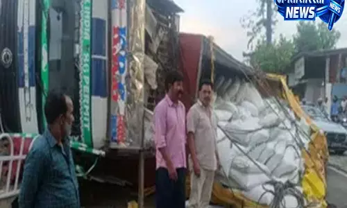 मोहब्बेवाला चौक पर अनियंत्रित होकर पलटा ट्रक सड़क पर मची अफरा-तफरी