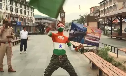 अहमदाबाद पर्यटक ने तिरंगे रंग में रंगा शरीर, श्रीनगर लाल चौक पर मनाया स्वतंत्रता दिवस