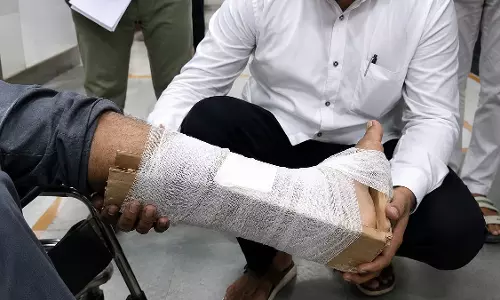 प्लास्टर की जगह कार्डबोर्ड लगाया, कर्मचारी निलंबित प्लास्टर की जगह कार्डबोर्ड लगाया, कर्मचारी निलंबित