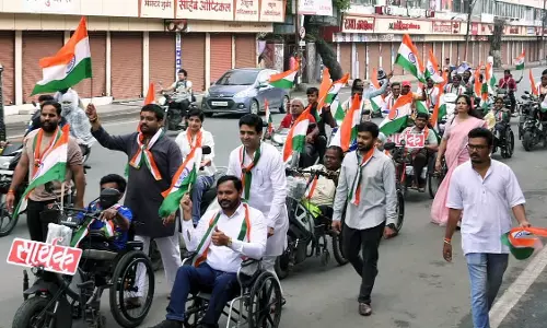 दिव्यांगों की तिरंगा यात्रा ने दिया समानता का संदेश, पैरा एथलीटों और उद्यमियों ने लिया हिस्सा दिव्यांगों की तिरंगा यात्रा ने दिया समानता का संदेश, पैरा एथलीटों और उद्यमियों ने लिया हिस्सा