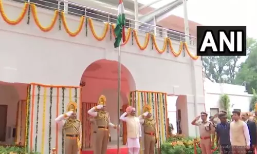 ओम बिरला ने अपने आवास पर 80वें स्वतंत्रता दिवस के अवसर पर राष्ट्रीय ध्वज तिरंगा फहराया
