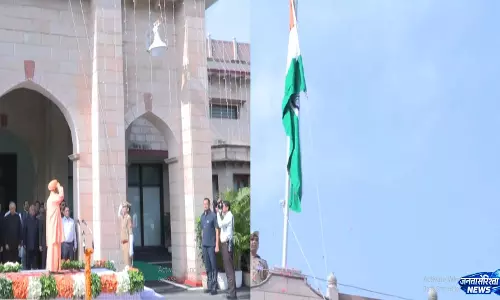CM योगी आदित्यनाथ ने सरकारी आवास पर किया ध्वजारोहण CM योगी आदित्यनाथ ने सरकारी आवास पर किया ध्वजारोहण