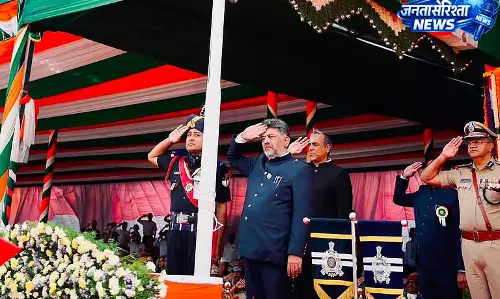 कर्नाटक में स्वतंत्रता दिवस समारोह: सीएम डीके शिवकुमार ने मानेकशॉ ग्राउंड में फहराया तिरंगा कर्नाटक में स्वतंत्रता दिवस समारोह: सीएम डीके शिवकुमार ने मानेकशॉ ग्राउंड में फहराया तिरंगा