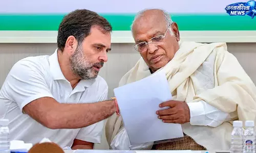लाल किले के समारोह से लगातार दूसरे साल दूर रहे खड़गे और राहुल गांधी, विपक्ष ने उठाए सवाल लाल किले के समारोह से लगातार दूसरे साल दूर रहे खड़गे और राहुल गांधी, विपक्ष ने उठाए सवाल