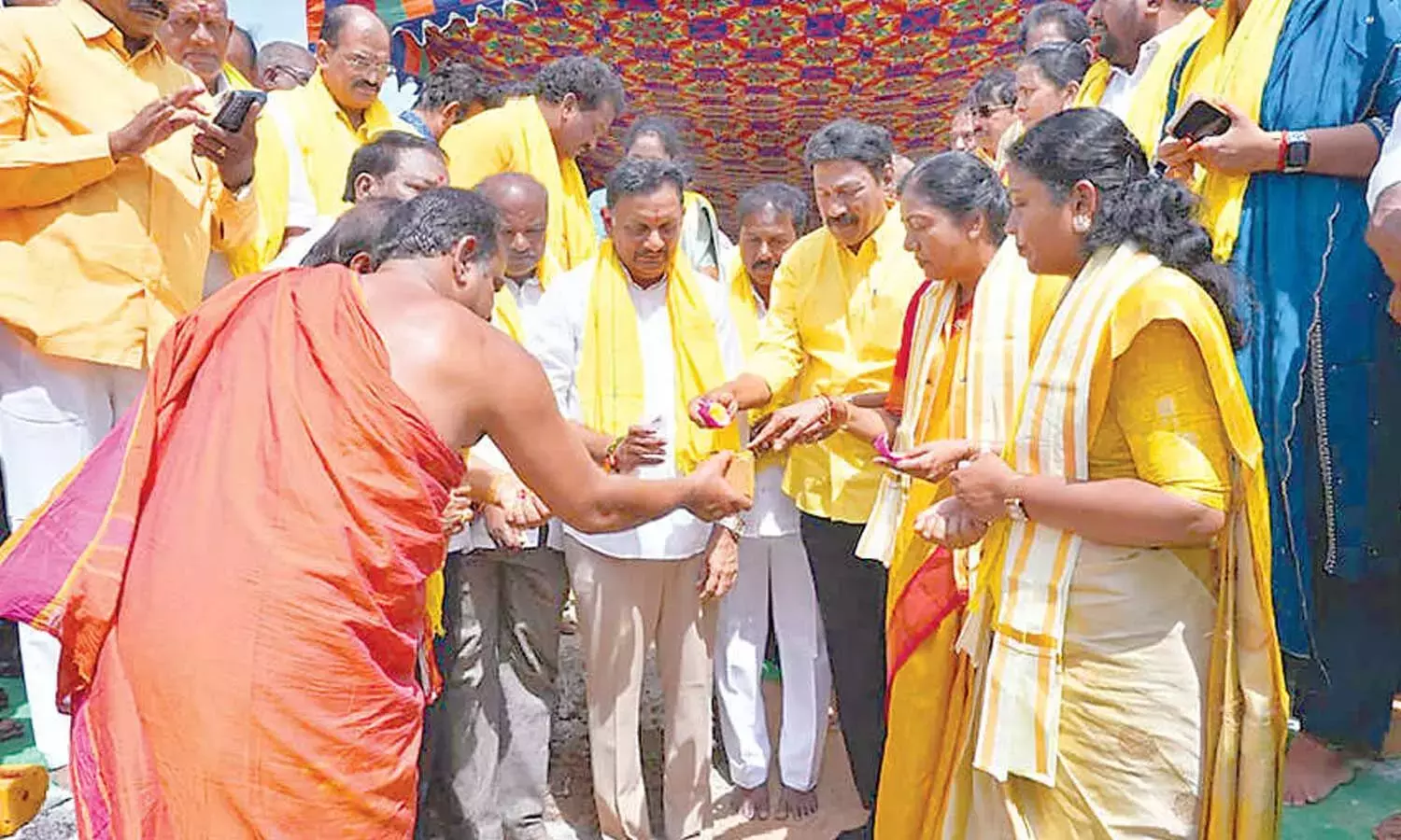 TDP के NTR ज़िला कार्यालय के निर्माण के लिए आधारशिला रखी गई TDP के NTR ज़िला कार्यालय के निर्माण के लिए आधारशिला रखी गई