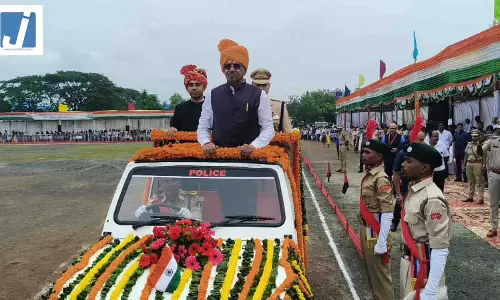 रायपुर सांसद बृजमोहन अग्रवाल ने किया ध्वजारोहण, शहीदों के परिजनों का किया गया सम्मान