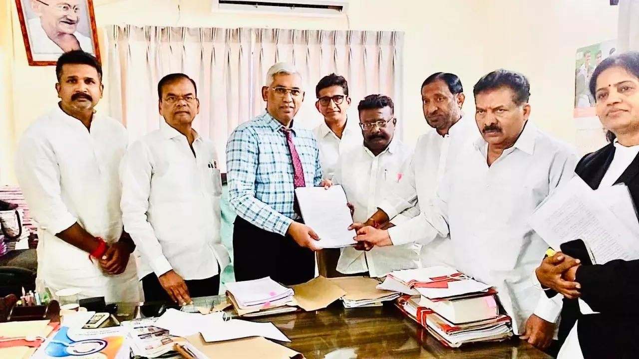 Telangana: CM के भाई को जमीन आवंटन पर विवाद, BRS पहुंची लोकायुक्त Telangana: CM के भाई को जमीन आवंटन पर विवाद, BRS पहुंची लोकायुक्त