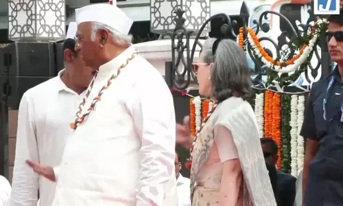 बीजेपी का आरोप- सोनिया गांधी ने किया वंदे मातरम का अपमान, कांग्रेस का आया जवाब बीजेपी का आरोप- सोनिया गांधी ने किया वंदे मातरम का अपमान, कांग्रेस का आया जवाब