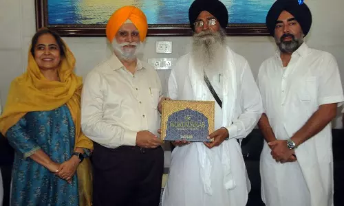 धर्मस्थलों पर आधारित पुस्तक SGPC प्रमुख को सौंपी