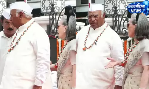 कांग्रेस मुख्यालय में ‘वंदे मातरम’ को लेकर विवाद, सोनिया गांधी और खड़गे के इशारे वाला वीडियो वायरल कांग्रेस मुख्यालय में ‘वंदे मातरम’ को लेकर विवाद, सोनिया गांधी और खड़गे के इशारे वाला वीडियो वायरल