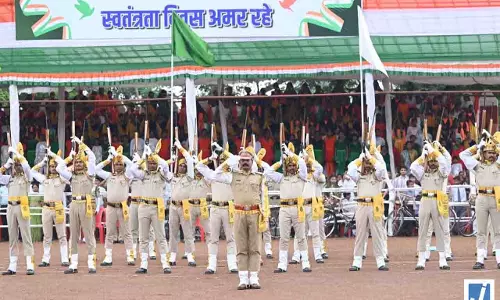17 प्लाटूनों ने परेड में किया आकर्षक मार्च पास्ट, उत्कृष्ट दलों को मिले पुरस्कार 17 प्लाटूनों ने परेड में किया आकर्षक मार्च पास्ट, उत्कृष्ट दलों को मिले पुरस्कार