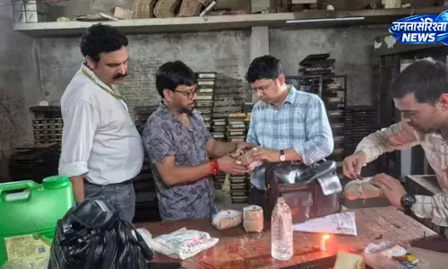 खाद्य विभाग की लगातार चौथे दिन कार्रवाई, बेसन ब्रेड पिज्जा और समोसे के लिए नमूने भेजे गए खाद्य विभाग की लगातार चौथे दिन कार्रवाई, बेसन ब्रेड पिज्जा और समोसे के लिए नमूने भेजे गए