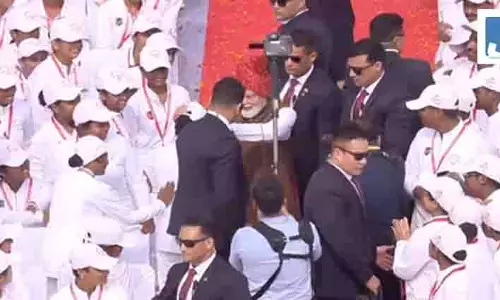 पीएम मोदी ने बच्ची की जमीन पर गिरी टोपी उठाकर पहनाई, स्वतंत्रता दिवस पर प्रधानमंत्री के इस अंदाज ने जीता दिल