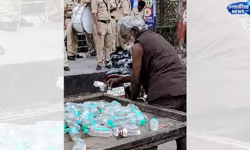 तिरंगा यात्रा में दिखी अनोखी मिसाल, भोला शिंदे ने कचरा उठाकर दिया नागरिक जिम्मेदारी का संदेश