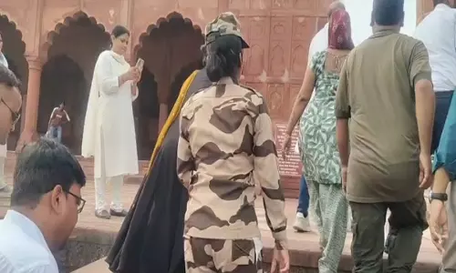 ताजमहल परिसर में तिरंगा फहराने का प्रयास नाकाम