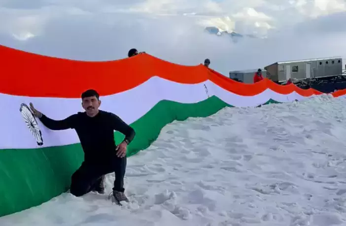 Andhra के SI ने स्वतंत्रता दिवस पर माउंट एल्ब्रस की चोटी पर 100 मीटर लंबा तिरंगा फहराया
