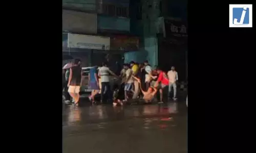 कार एक्सीडेंट के बाद युवक युवती ने किया KISS, लोगों ने जमकर धुना कार एक्सीडेंट के बाद युवक युवती ने किया KISS, लोगों ने जमकर धुना