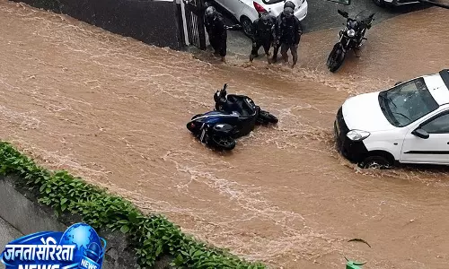 बारिश का कहर, तेज बहाव में महिला लापता