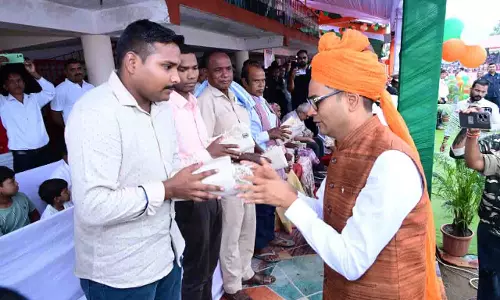 मां भारती की सुरक्षा में प्राण न्योछावर करने वाले शहीद जवानों को वित्त मंत्री ने किया नमन मां भारती की सुरक्षा में प्राण न्योछावर करने वाले शहीद जवानों को वित्त मंत्री ने किया नमन