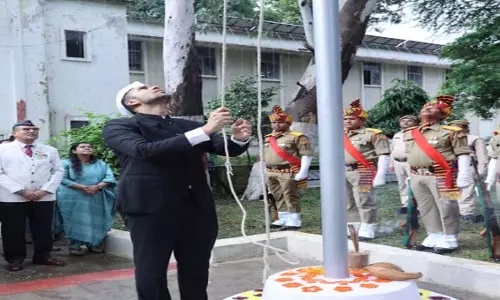 कलेक्टर मयंक चतुर्वेदी ने कलेक्टर कार्यालय में किया ध्वजारोहण