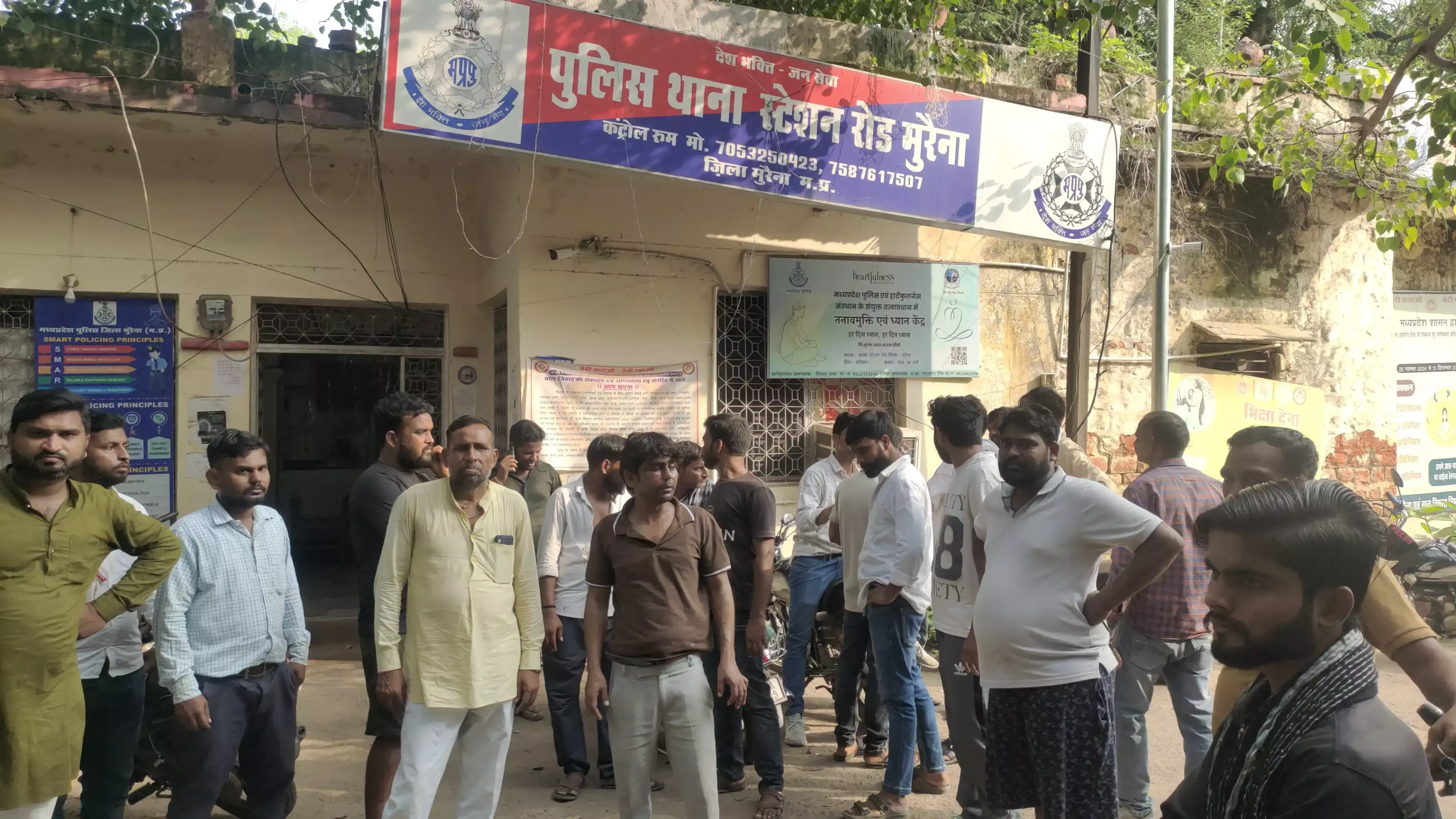 Morena: हफ्ता न देने पर दुकानदार भाइयों पर हमला, बदमाशों के खिलाफ शिकायत