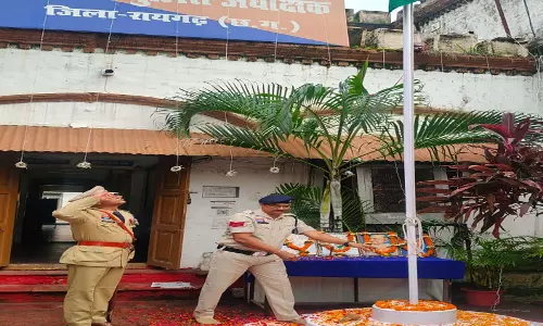 रायगढ़ SP ने कार्यालय में शान से लहराया तिरंगा