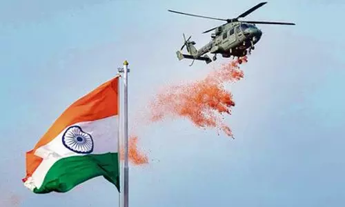 New Delhi: स्वतंत्रता दिवस पर लाल किले के ऊपर दिखा अनोखा नजारा, हेलीकॉप्टर ने लहराया तिरंगा New Delhi: स्वतंत्रता दिवस पर लाल किले के ऊपर दिखा अनोखा नजारा, हेलीकॉप्टर ने लहराया तिरंगा