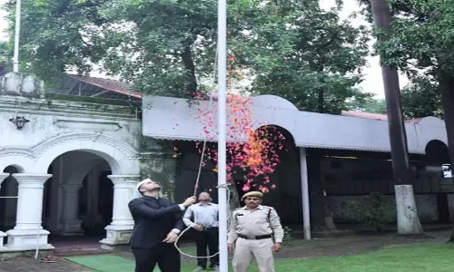 कलेक्टर मयंक चतुर्वेदी ने कलेक्टर निवास में फहराया तिरंगा
