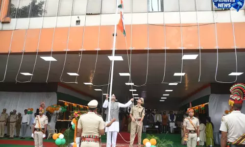 रायपुर के मंडल रेल प्रबंधक दयानंद ने फहराया राष्ट्रीय ध्वज