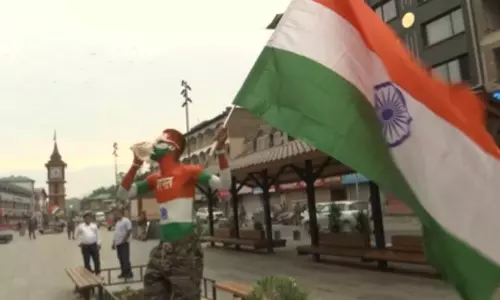 Srinagar में तिरंगे संग दिखा देशप्रेम का उत्साह Srinagar में तिरंगे संग दिखा देशप्रेम का उत्साह