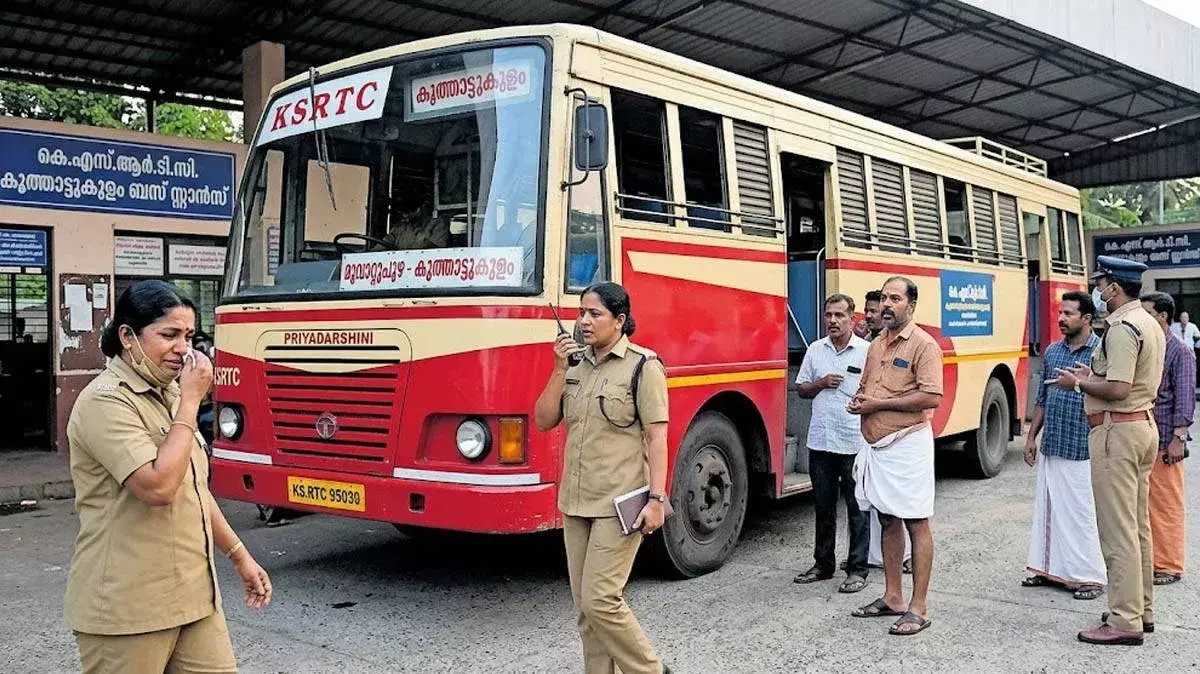 महिला कंडक्टर से अमानवीय व्यवहार: मुँह से किराया देने पर हंगामा