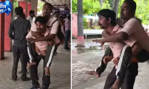 स्ट्रेचर नहीं मिला तो पीठ पर ले गया मरीज स्ट्रेचर नहीं मिला तो पीठ पर ले गया मरीज