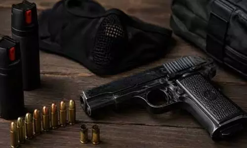 बिहार: अपराधियों ने स्वर्ण कारोबारी को मारी गोली, घटनास्थल पर छूटी पिस्तौल बिहार: अपराधियों ने स्वर्ण कारोबारी को मारी गोली, घटनास्थल पर छूटी पिस्तौल