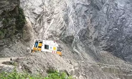 उत्तराखंड: चमोली के बिरही-निजमुला मार्ग पर भूस्खलन, मरीज को ले जा रही 108 एंबुलेंस मलबे में फंसी उत्तराखंड: चमोली के बिरही-निजमुला मार्ग पर भूस्खलन, मरीज को ले जा रही 108 एंबुलेंस मलबे में फंसी