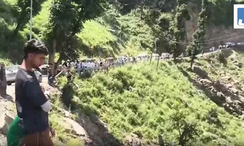 जम्मू-कश्मीर के किश्तवाड़ में बड़ा हादसा, चिनाब नदी में गाड़ी पलटने से पांच लोगों की मौत जम्मू-कश्मीर के किश्तवाड़ में बड़ा हादसा, चिनाब नदी में गाड़ी पलटने से पांच लोगों की मौत