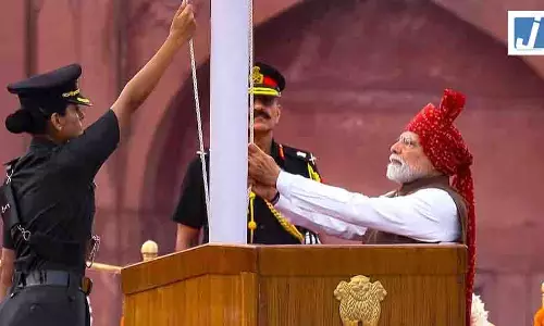 कौन हैं Captain रितिका खरेता? PM मोदी संग तिरंगा फहराते हुए देखा गया कौन हैं Captain रितिका खरेता? PM मोदी संग तिरंगा फहराते हुए देखा गया