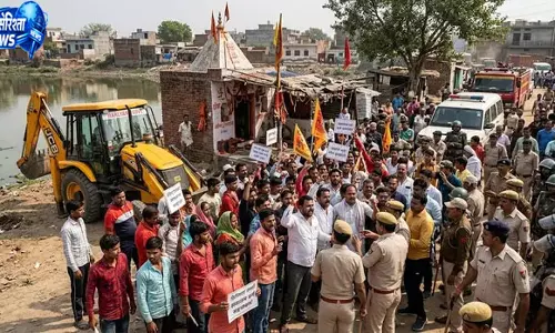 फरीदाबाद के बराही तालाब में मंदिर हटाने पहुंची निगम टीम का विरोध, बिना कार्रवाई लौटना पड़ा फरीदाबाद के बराही तालाब में मंदिर हटाने पहुंची निगम टीम का विरोध, बिना कार्रवाई लौटना पड़ा