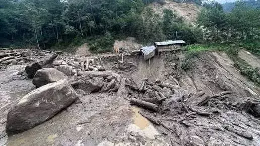 अरुणाचल में कुदरत का कहर: अचानक आई बाढ़ से 4 की मौत, 5 सैनिक बेपता अरुणाचल में कुदरत का कहर: अचानक आई बाढ़ से 4 की मौत, 5 सैनिक बेपता