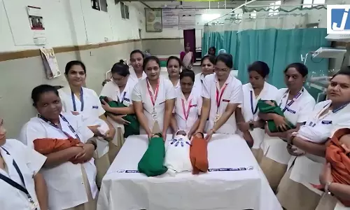 नर्सों ने ड्यूटी के बीच मनाया स्वतंत्रता दिवस, तिरंगे के रंगों में सजे नन्हे-मुन्ने बच्चों ने बिखेरी देशभक्ति की छटा