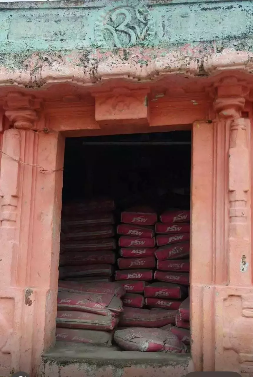 Telangana: प्राचीन मंदिर के अंदर सीमेंट की बोरियाँ रखी गई थीं
