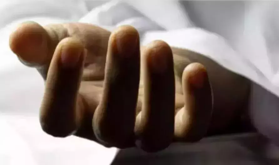 Telangana: आबकारी विभाग के कर्मचारी की संदिग्ध परिस्थितियों में मौत Telangana: आबकारी विभाग के कर्मचारी की संदिग्ध परिस्थितियों में मौत