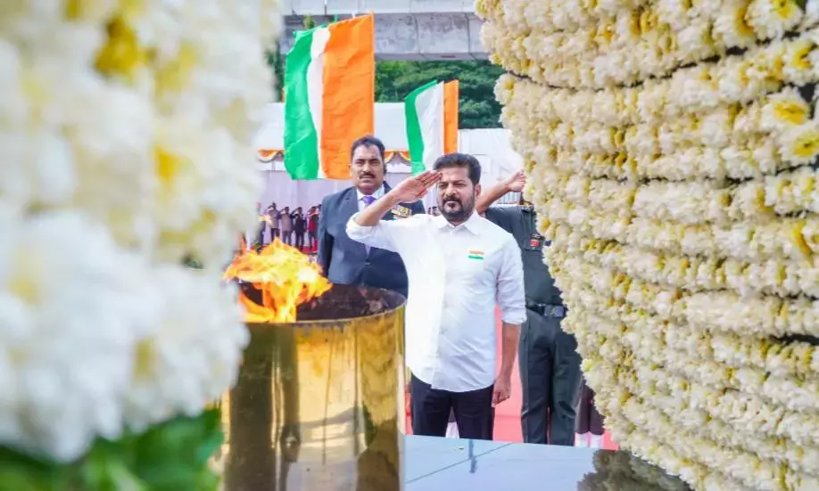 स्वतंत्रता दिवस: रेवंत ने विकसित भारत के निर्माण के लिए सामूहिक प्रयासों का आह्वान किया स्वतंत्रता दिवस: रेवंत ने विकसित भारत के निर्माण के लिए सामूहिक प्रयासों का आह्वान किया