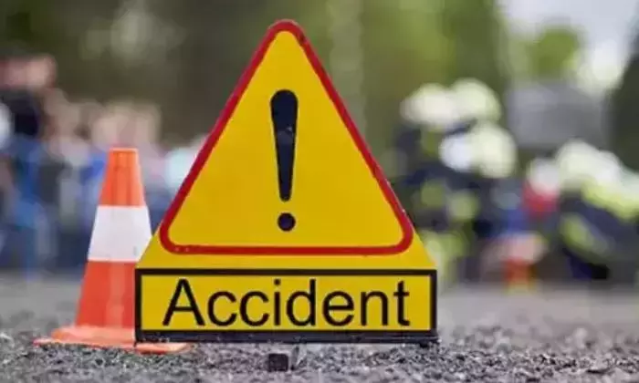 घाटकेसर: तेज़ रफ़्तार लॉरी ने बाइक को टक्कर मारी, 17 साल के युवक की मौत