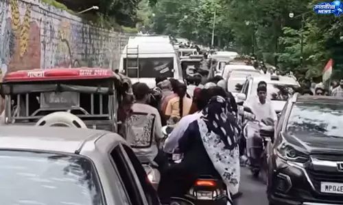 भोपाल में 3 KM लंबा ट्रैफिक जाम भोपाल में 3 KM लंबा ट्रैफिक जाम