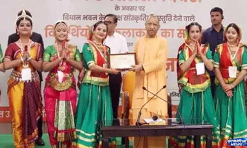 सांस्कृतिक कलाकारों के बीच योगी का अनोखा अंदाज