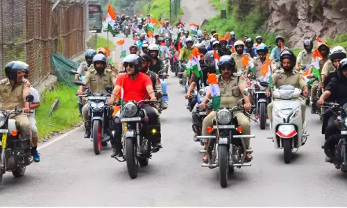 Baramulla: अमन सेतु से बाइक रैली के जरिए दिया एकता और राष्ट्रभक्ति का संदेश