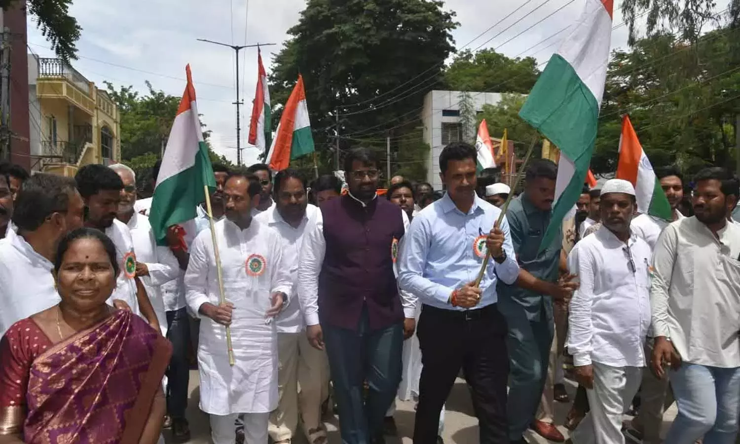 Andhra: कादिरी में 1,000 फुट लंबे राष्ट्रीय ध्वज के साथ रैली निकाली गई Andhra: कादिरी में 1,000 फुट लंबे राष्ट्रीय ध्वज के साथ रैली निकाली गई